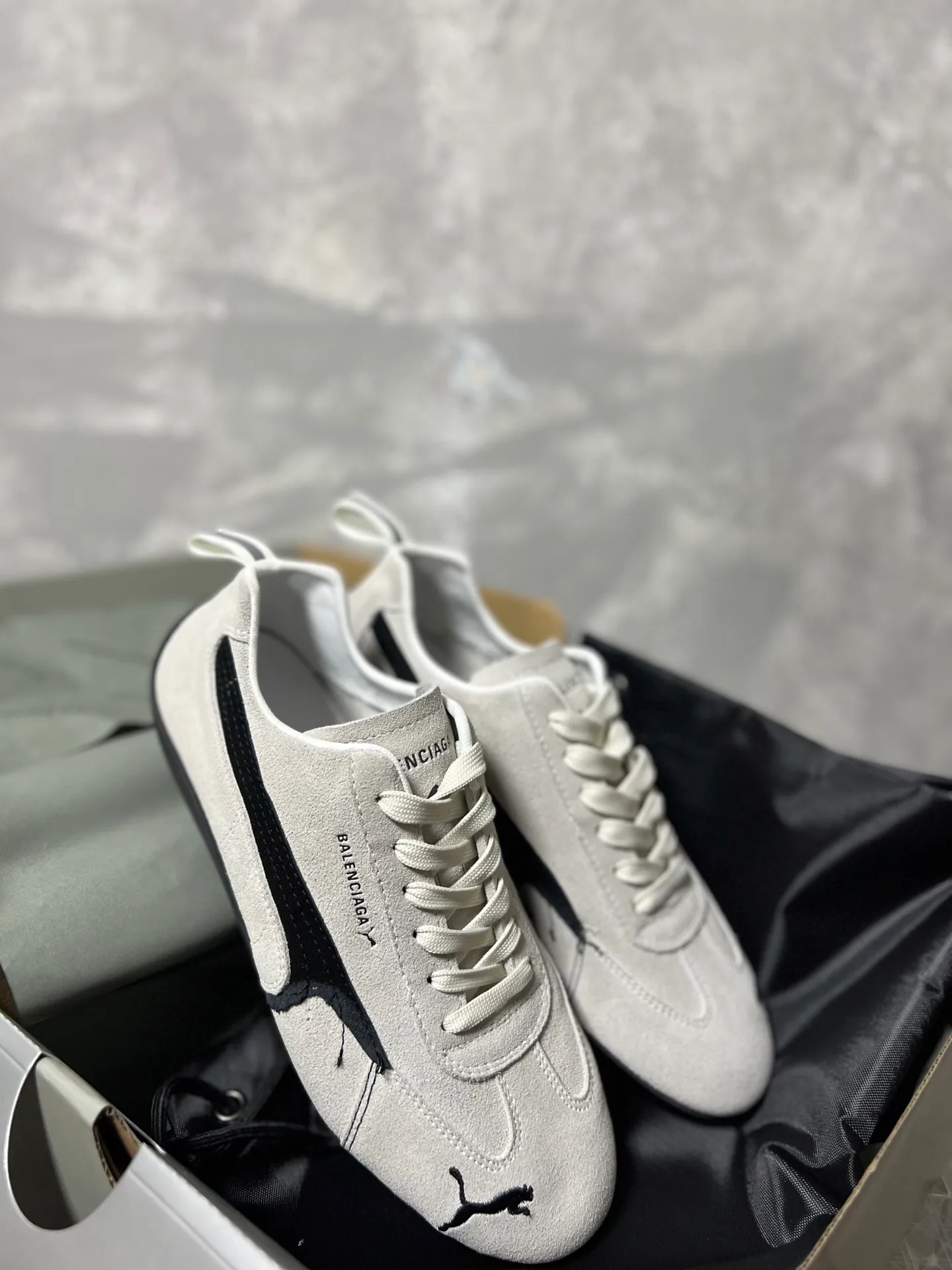 👟👟Ex-factory price 480👟👟 PUMA co-branded Balenciaga: Who knows! This pair of distressed and war-damaged Speedcats are so good-looking. The thin-soled sneakers have been upgraded to 2.0, which destroys the aesthetics of the street. More than half of the classic PUMA stripes on the side of the shoes have been "violently torn". The distressed treatment has a sense of ruined art, and it becomes the focus of the street in seconds! Hot stamping double logo + gold foil size mark on the heel, the details give a high-end feel Code number: 35-44 (45 customized)